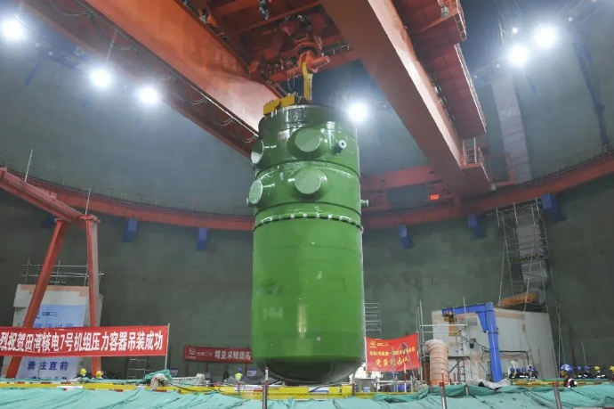 中核二三承建的田湾核电7号机组压力容器吊装就位